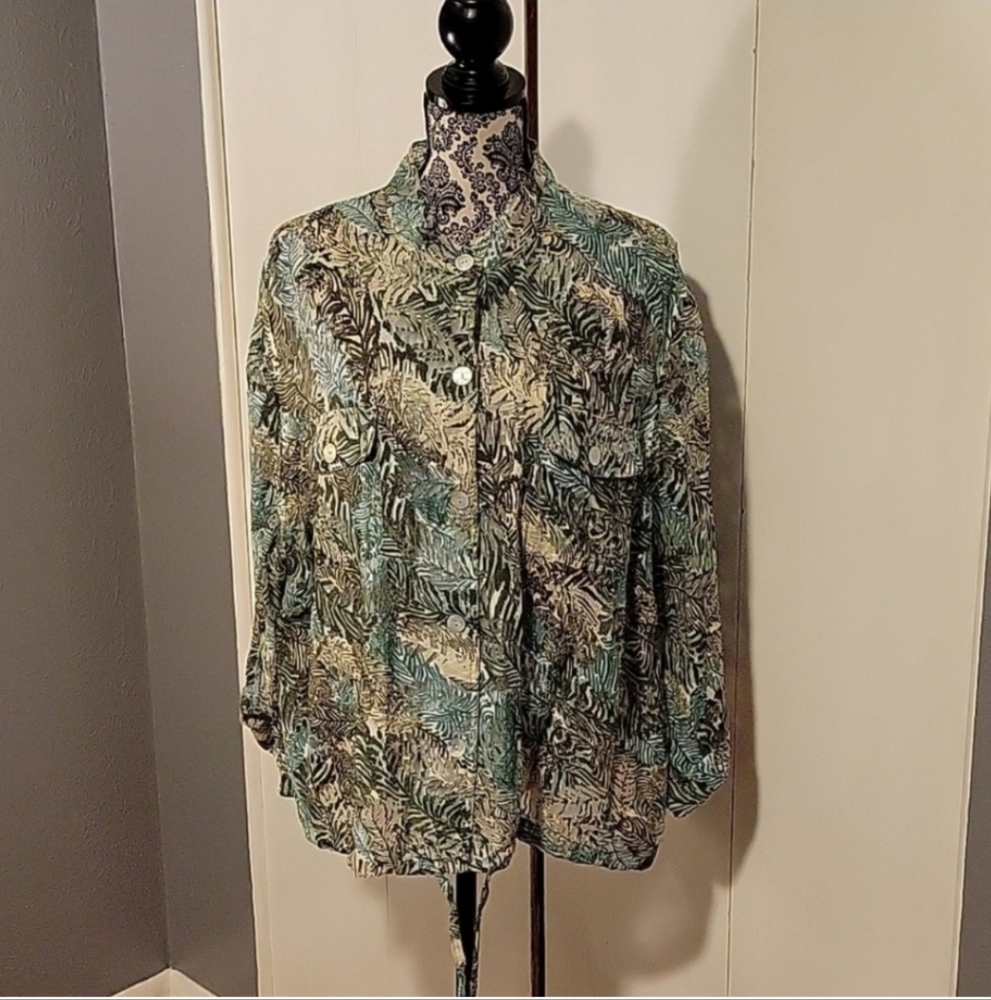 Hearts of Palm Woman Button Down Top